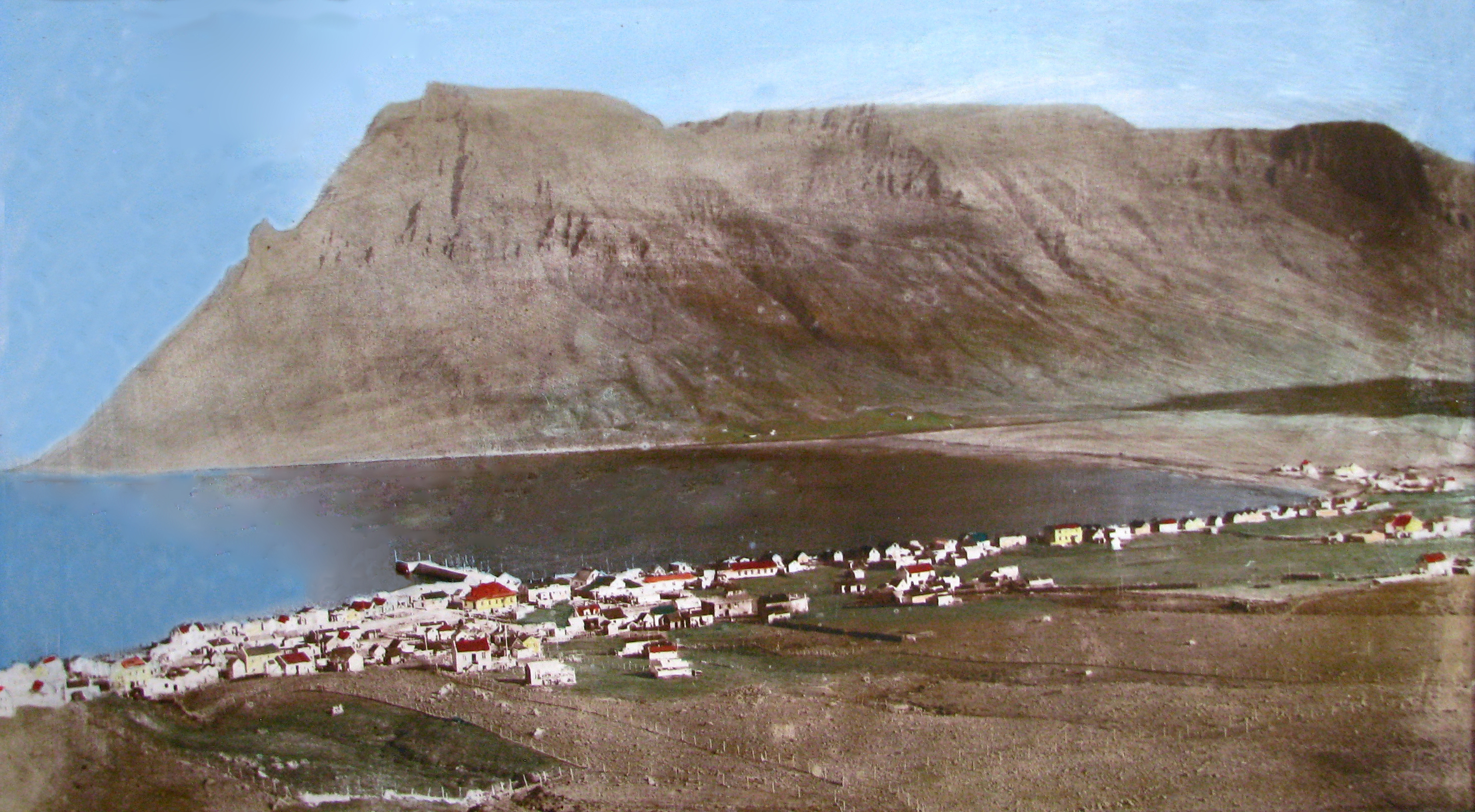 Gömul mynd af Bolungarvík. Þessi mynd ku vera á öðru hverju heimili í Bolungarvík. 