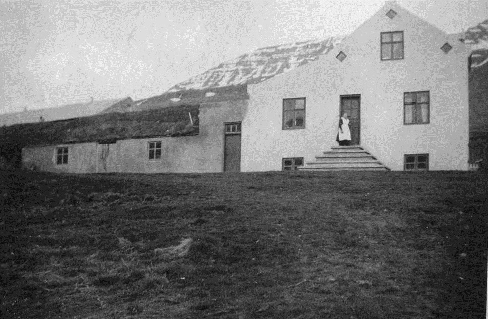 Garðshorn 1939 eða fyrr. Fyrir dyrum stendur Helga húsfreyja. Kristfinnur Guðjónsson hefur líklega tekið myndina.  