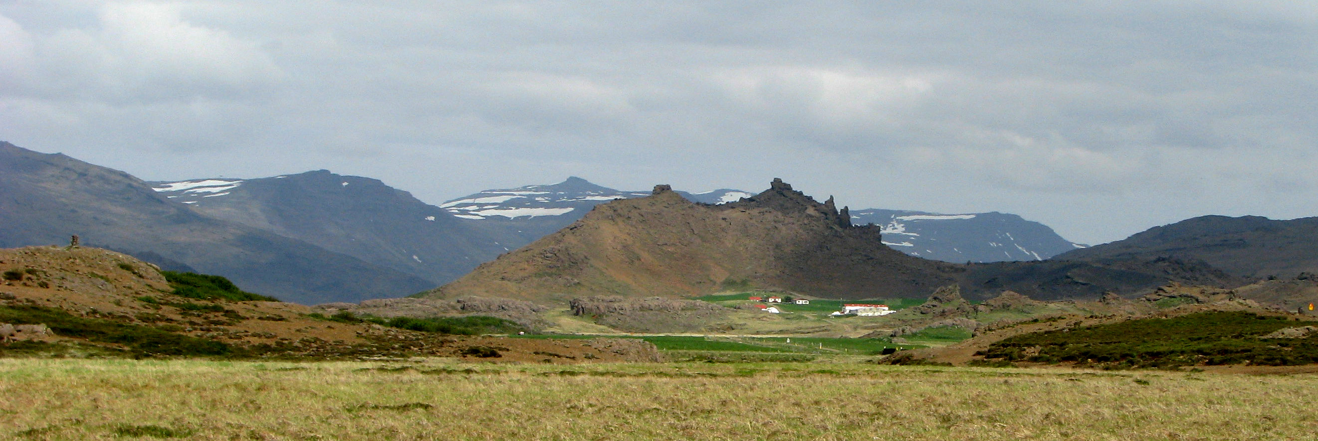 Bærinn Hítardalur á Mýrum sumarið 2016. Til forna hét bærinn og fellið fyrir ofan hann Húsafell en nú heitir það Bæjarfell. Tröllkonan Hít bjó í Hundahelli í Bæjarfellinu og þangað bauð hún Bárði Snæfellsás og fleirum af sama kyni í samkvæmi. Steindrangarnir neðan bæjar í Hítardal eru sagðir vera Hít og Bárður, sem þar dagaði uppi, en allir vita að Bárður gekk í Snæfellsjökul þannig að hér er um annan Bárð að ræða. Hér varð mannskæðasti húsbruni á Íslandi 30. sept. 1148 þegar Magnús biskup Einarsson brann inni ásamt 70 - 80 öðrum sem voru þar í veislu. Hér var munkaklaustur af Benediktsreglu stofnað um 1166 en starfaði fáa áratugi og margt er á huldu um ábótana. Og hér fæddist Jón Jónsson faðir Matthildar.