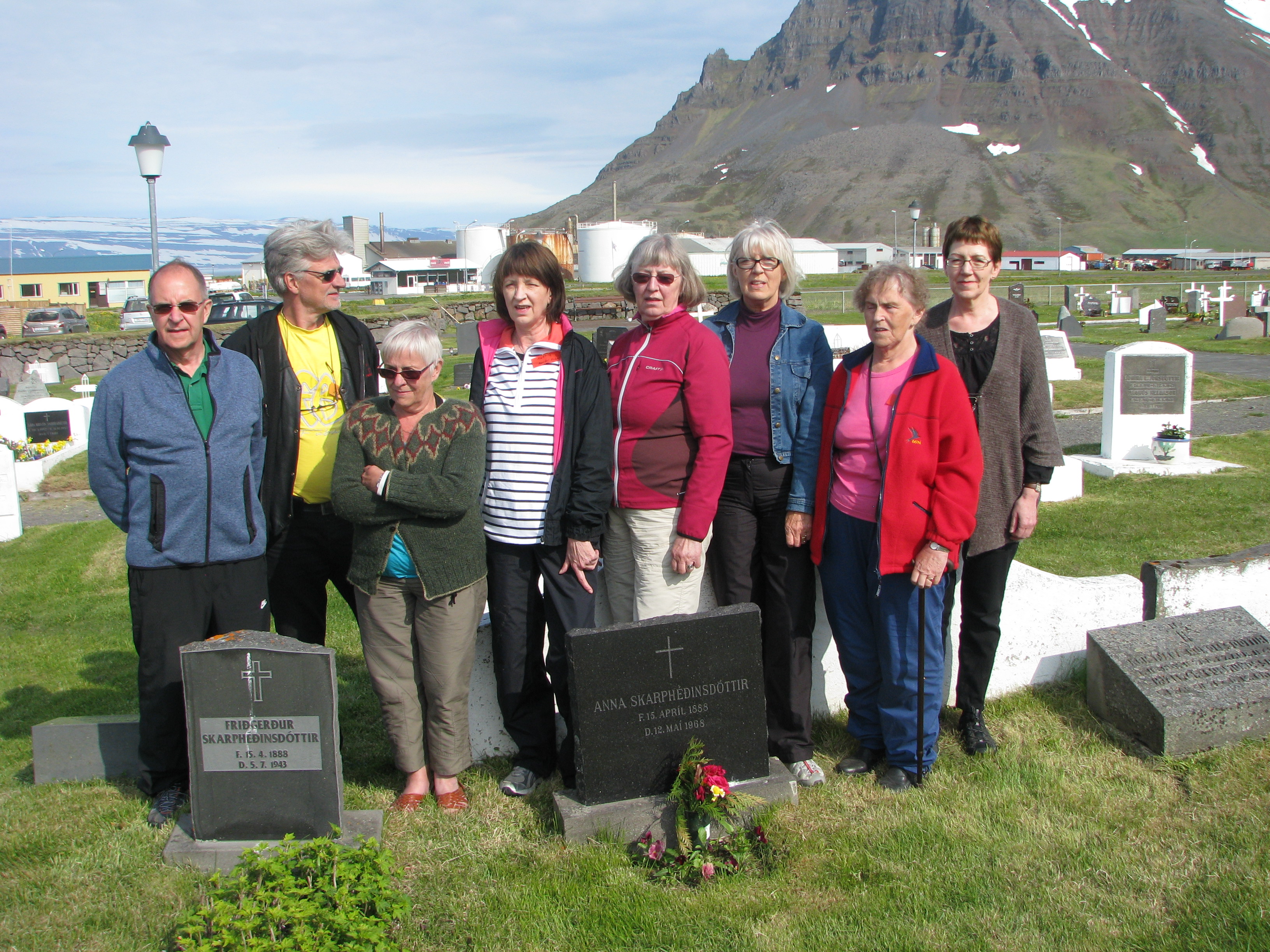 Við leiði Friðgerðar og Önnu í júní 2013. Við gröf Friðgerðar standa afkomendur hennar, Gunnar og Helga Frímannsbörn og Jón Ólafur Skarphéðinsson á bak við þau. Hægra megin, við gröf Önnu, eru Katrín, Helga Jóna og Guðlaug Þorkelsdætur og Anna Jóna og Jóhanna Hálfdánsdætur.