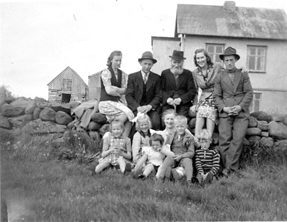 Efri röð: Aðalheiður Magnúsdóttir, Hrólfur Jónsson, Skarphéðinn Elíasson, Pálína Magnúsdóttir og Einar Magnússon Neðri röð: Kristbjörg Gunnarsdóttir, Halldóra Gunnarsdóttir, Alda Steina Tómasdóttir (fósturd. Karítasar), Karítas Skarphéðinsdóttir, Guðbrandur Grétar Svanberg og Birgir Gunnarsson