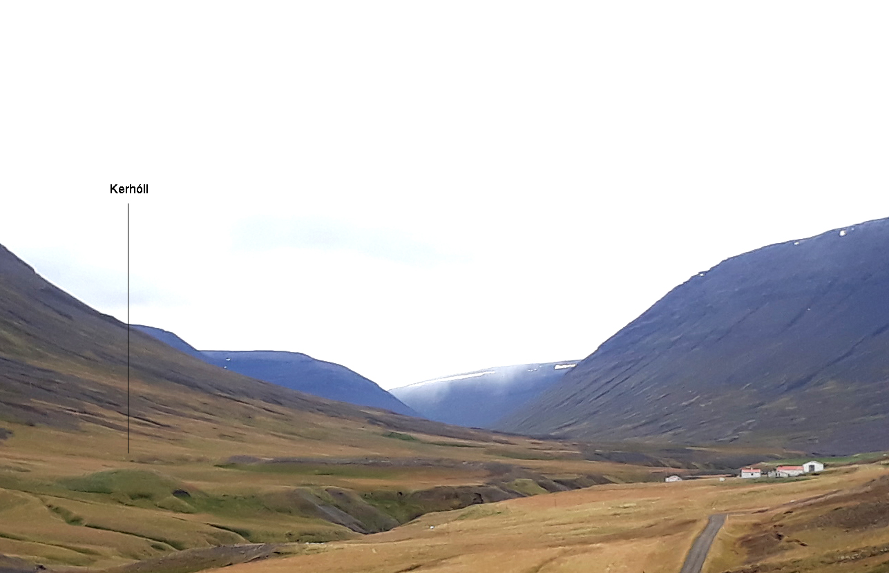 Kerhóll í Sölvadal. Eyvindarstaðir hægra megin á mynd, handan við Núpána