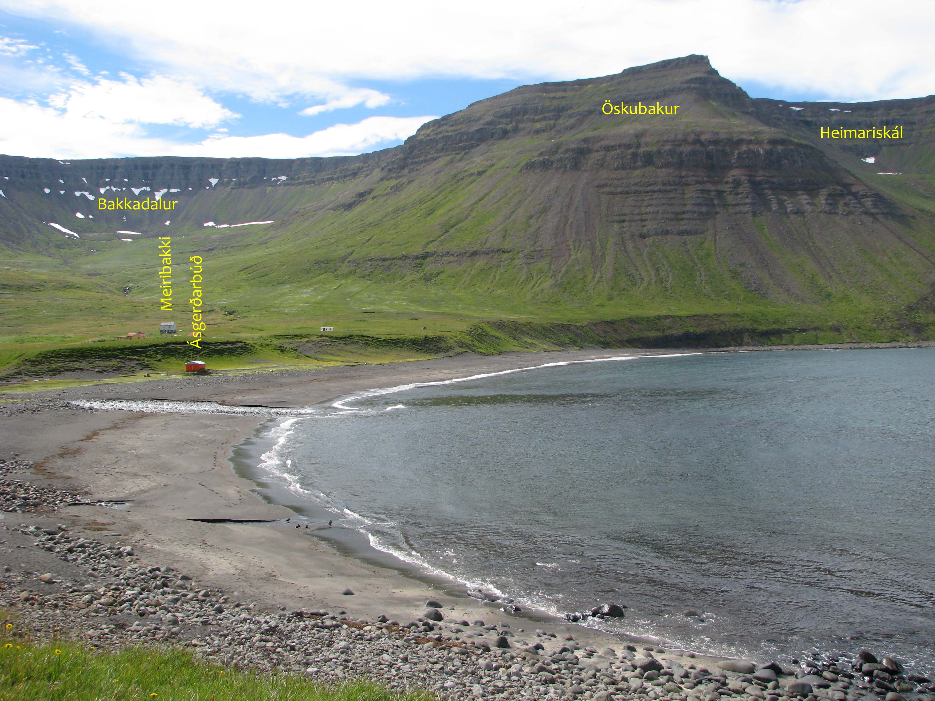 Skálavík séð að norðan 2016 frá Minnibakka. Neyðarskýlið Ásgerðarbúð er tiltölulega nýlegt fyrirbæri, byggt af slysavarnarkonum en viðhaldið af Hálfdan Einarssyni, sonum hans og fjölskyldum þeirra. Skýlið er kennt við Ásgerði S. Hauksdóttur í Bolungarvík, konu Jóns Friðgeirs Einarssonar, en hún beitti sér fyrir byggingu skýlisins. Bjarni Bjarnason fékk ásamt tveimur öðrum viðurkenningu fyrir björgun úr þýskum togara sem strandaði þarna í fjörunni 9. október 1924. Þá bjuggu Bjarni og Friðgerður í Grundarbænum.