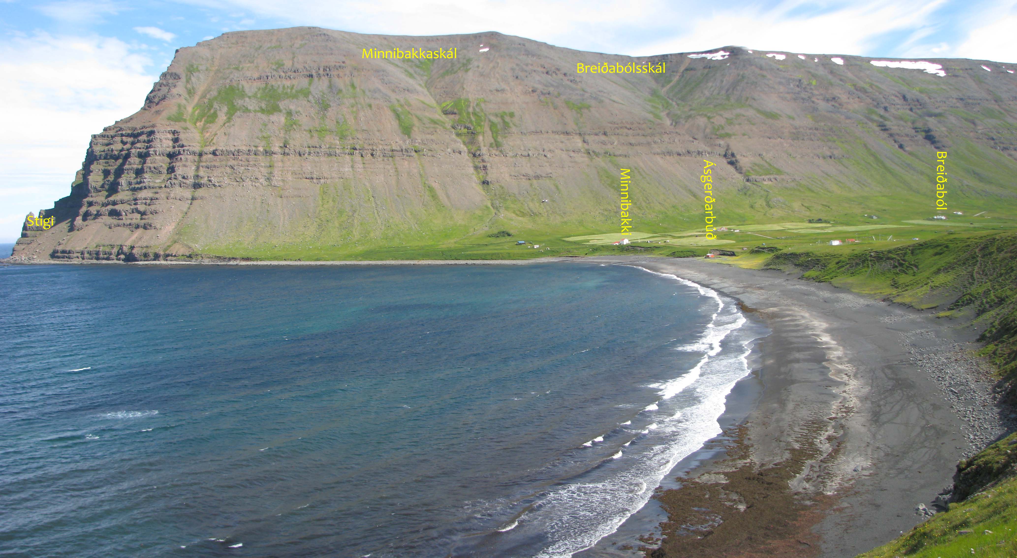 Skálavík séð sunnan frá í júlí 2016. Handan Stigans, lengst til vinstri, er Stigahlíð sem nær innundir Bolungarvík. Snjóflóðið kom úr gilinu fram úr Breiðabólsskálinni ofan við Breiðaból en klofnaði um hól sem er ofan við húsið.